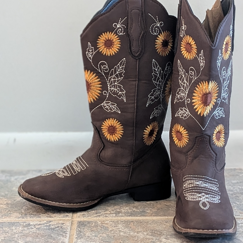 Brown Cowboy Heeled Boots with Sunflower Embroidery Women Size 38(6.5-7)